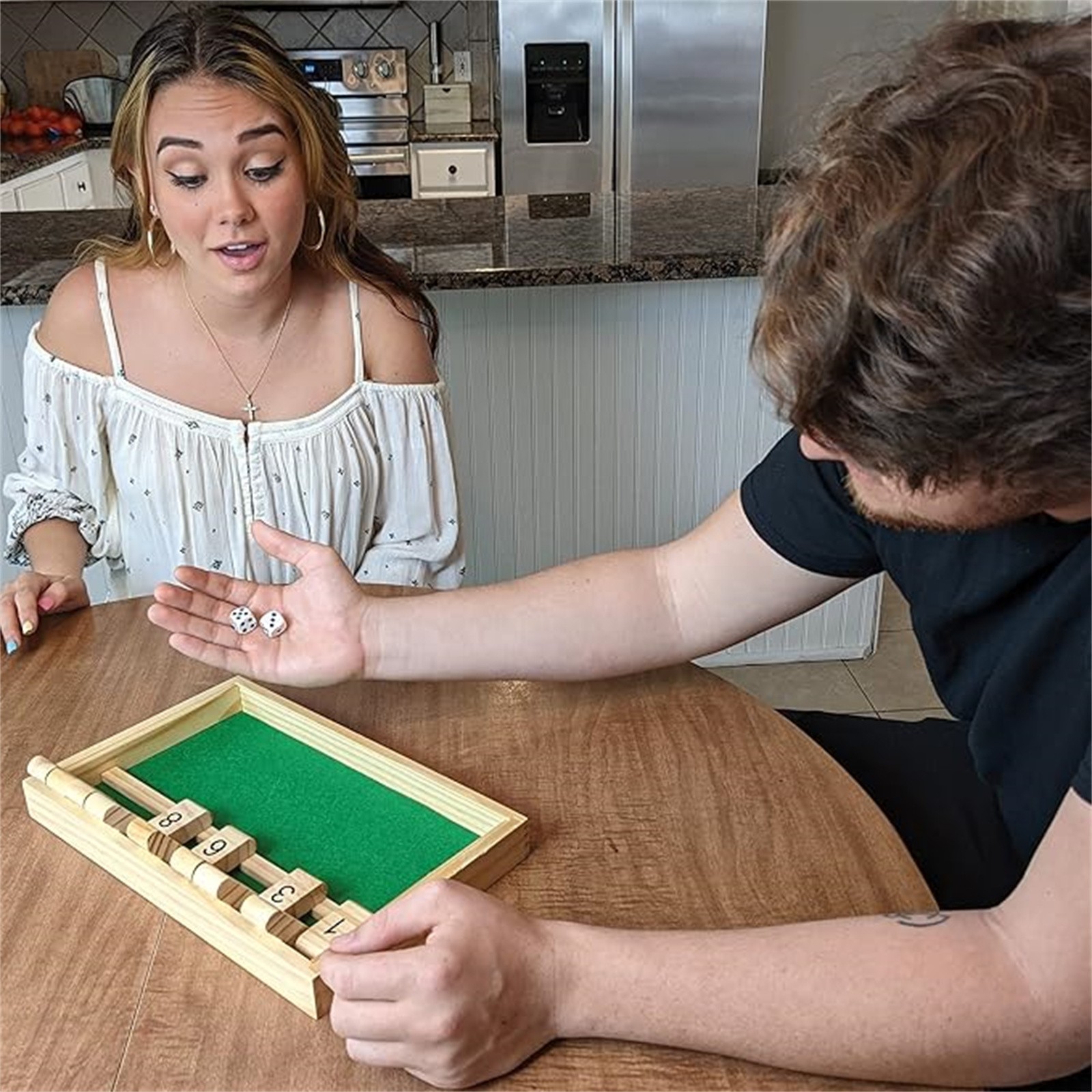 Sluit de doos dobbelstenen bor - Party Games For 3 People recensie en prijs