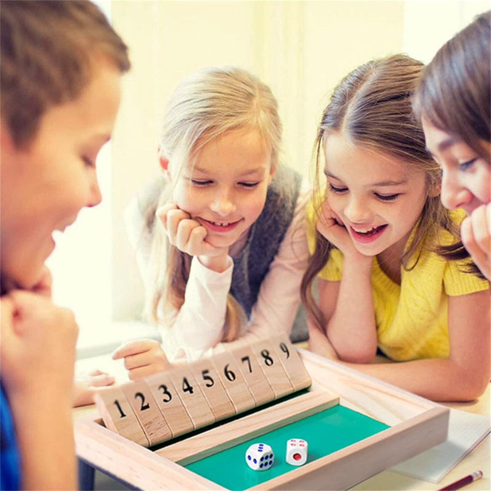 Sluit de doos dobbelstenen bor - Party Games For 3 People recensie en prijs